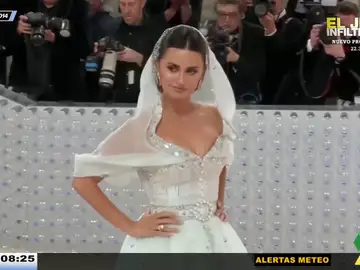 Penélope Cruz se viste de novia para eclipsar en la Gala Met con un impactante vestido blanco con capucha