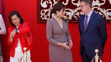 Isabel Díaz Ayuso conversa con Alberto Núñez Feijóo en presencia de Margarita Robles durante los actos del Dos de Mayo