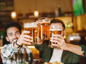 Brindar con cerveza Brindar con cerveza