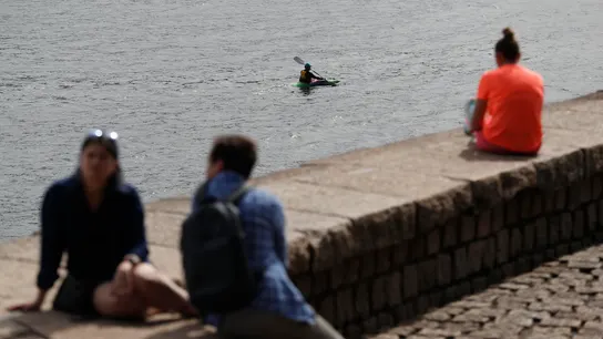 Turistas y donostiarras este miércoles 3 de mayo en el Peine del Viento de San Sebastián Turistas y donostiarras este miércoles 3 de mayo en el Peine del Viento de San Sebastián