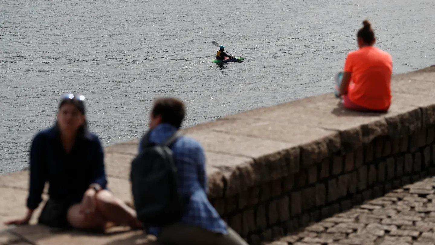 Turistas y donostiarras este miércoles 3 de mayo en el Peine del Viento de San Sebastián Turistas y donostiarras este miércoles 3 de mayo en el Peine del Viento de San Sebastián