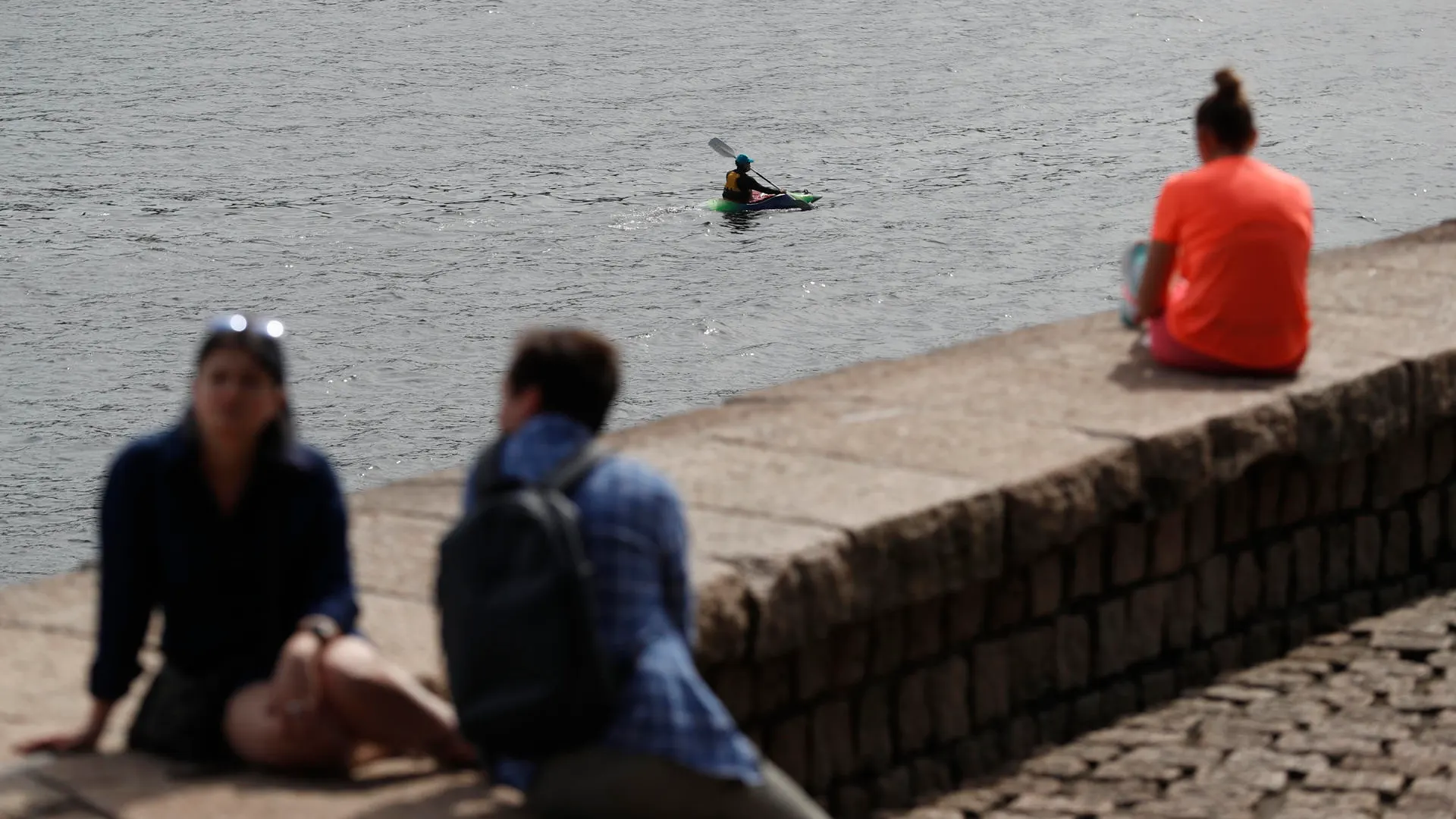 Turistas y donostiarras este miércoles 3 de mayo en el Peine del Viento de San Sebastián