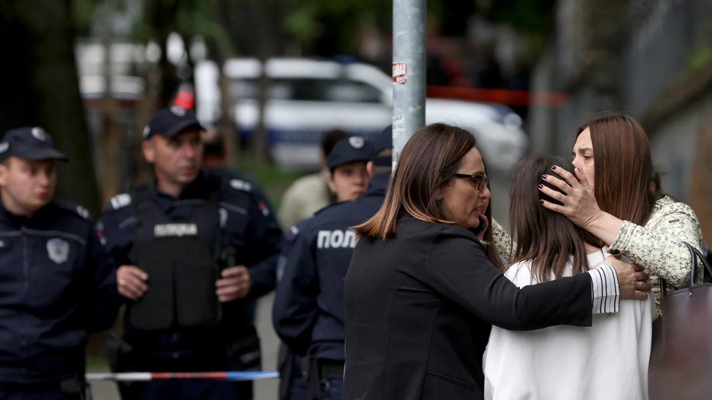 Profesoras consuelan a una estudiante tras el tiroteo en Belgrado Profesoras consuelan a una estudiante tras el tiroteo en Belgrado