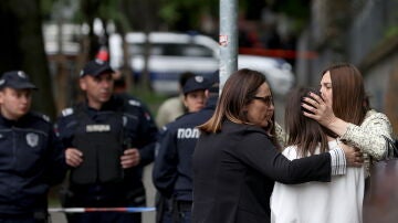 Profesoras consuelan a una estudiante tras el tiroteo en Belgrado