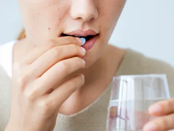 Una mujer tomando medicamentos Una mujer tomando medicamentos