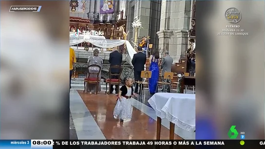 El tremendo tortazo que se da una niña mientras corretea por la iglesia en plena misa El tremendo tortazo que se da una niña mientras corretea por la iglesia en plena misa