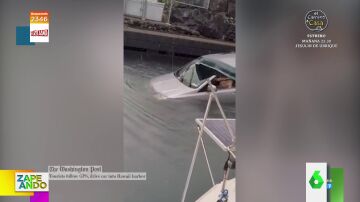 Dos turistas siguen las indicaciones del GPS y terminan metiendo su coche en el puerto: "La cosa se puso un poco húmeda"