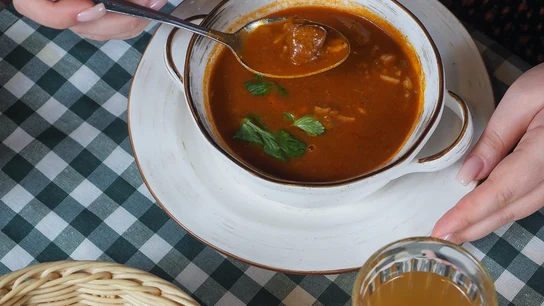 Fotografía de una sopa acompañada de una bandeja de pan y un refresco Fotografía de una sopa acompañada de una bandeja de pan y un refresco