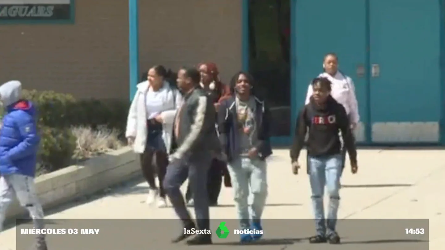Un municipio de Michigan prohíbe que los alumnos lleven mochilas al colegio para evitar tiroteos masivos Un municipio de Michigan prohíbe que los alumnos lleven mochilas al colegio para evitar tiroteos masivos