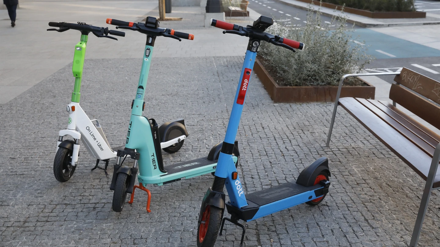 Bicicletas eléctricas estacionadas en la acera Bicicletas eléctricas estacionadas en la acera