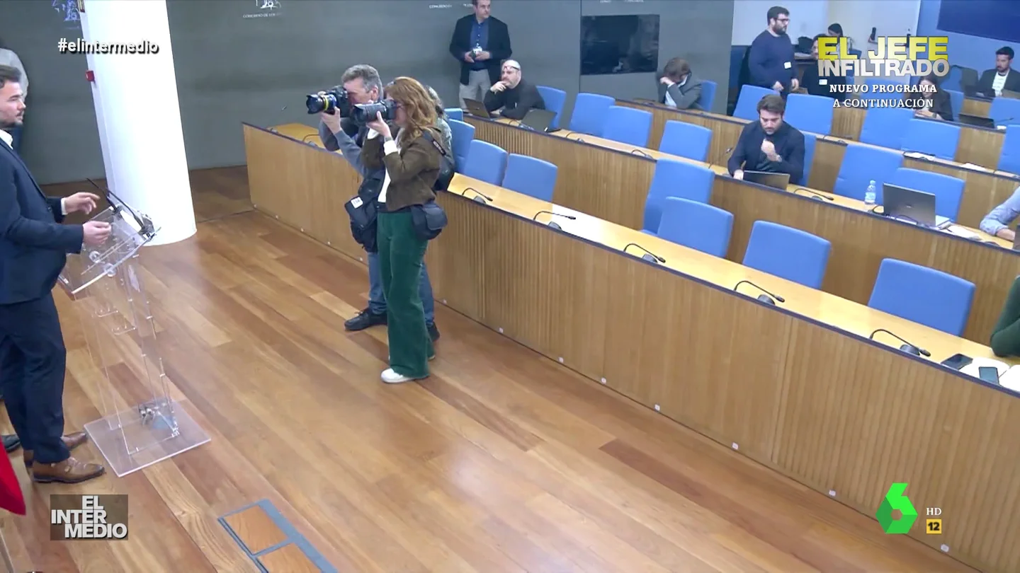 Vídeos manipulados - Gabriel Rufián sorprende al aparecer en el Congreso con este 'famoso' Vídeos manipulados - Gabriel Rufián sorprende al aparecer en el Congreso con este 'famoso'