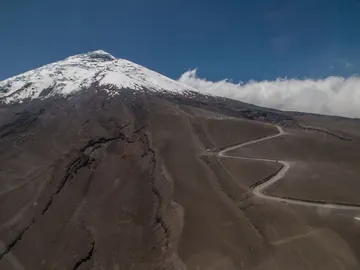 Quito no sólo es la ciudad del centro del mundo, también la que vive rodeada de volcanes Quito no sólo es la ciudad del centro del mundo, también la que vive rodeada de volcanes
