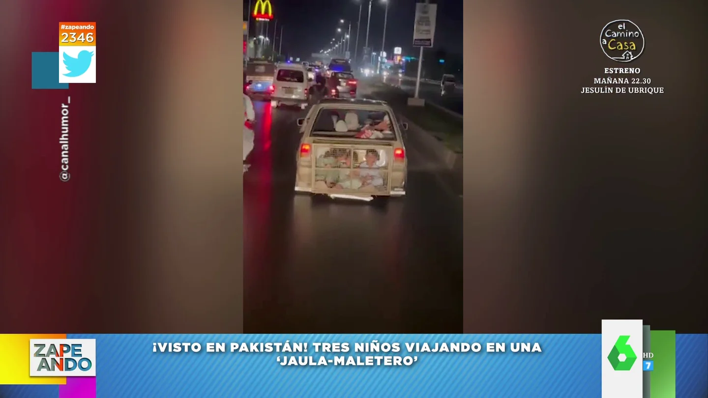Las impactantes imágenes de tres niños viajando en una 'jaula-maletero' que se han viralizado en redes Las impactantes imágenes de tres niños viajando en una 'jaula-maletero' que se han viralizado en redes