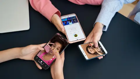 Personas mirando sus móviles. Personas mirando sus móviles.