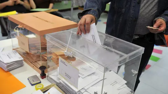Urnas en una mesa electoral Urnas en una mesa electoral