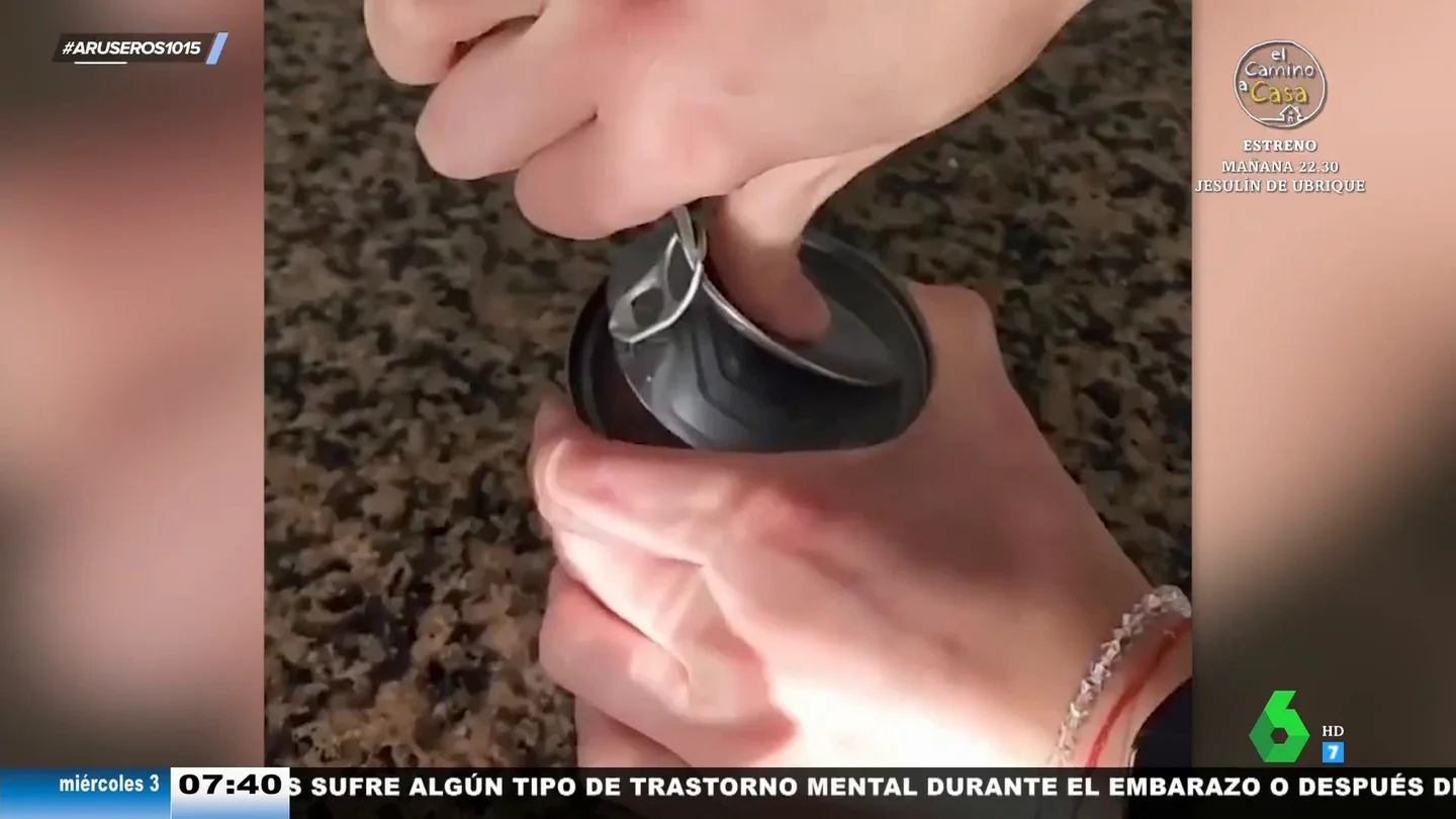Cómo abrir una lata de conservas con una cuchara: "El que inventó el término 'abrefácil' era un cachondo" Cómo abrir una lata de conservas con una cuchara: "El que inventó el término 'abrefácil' era un cachondo"