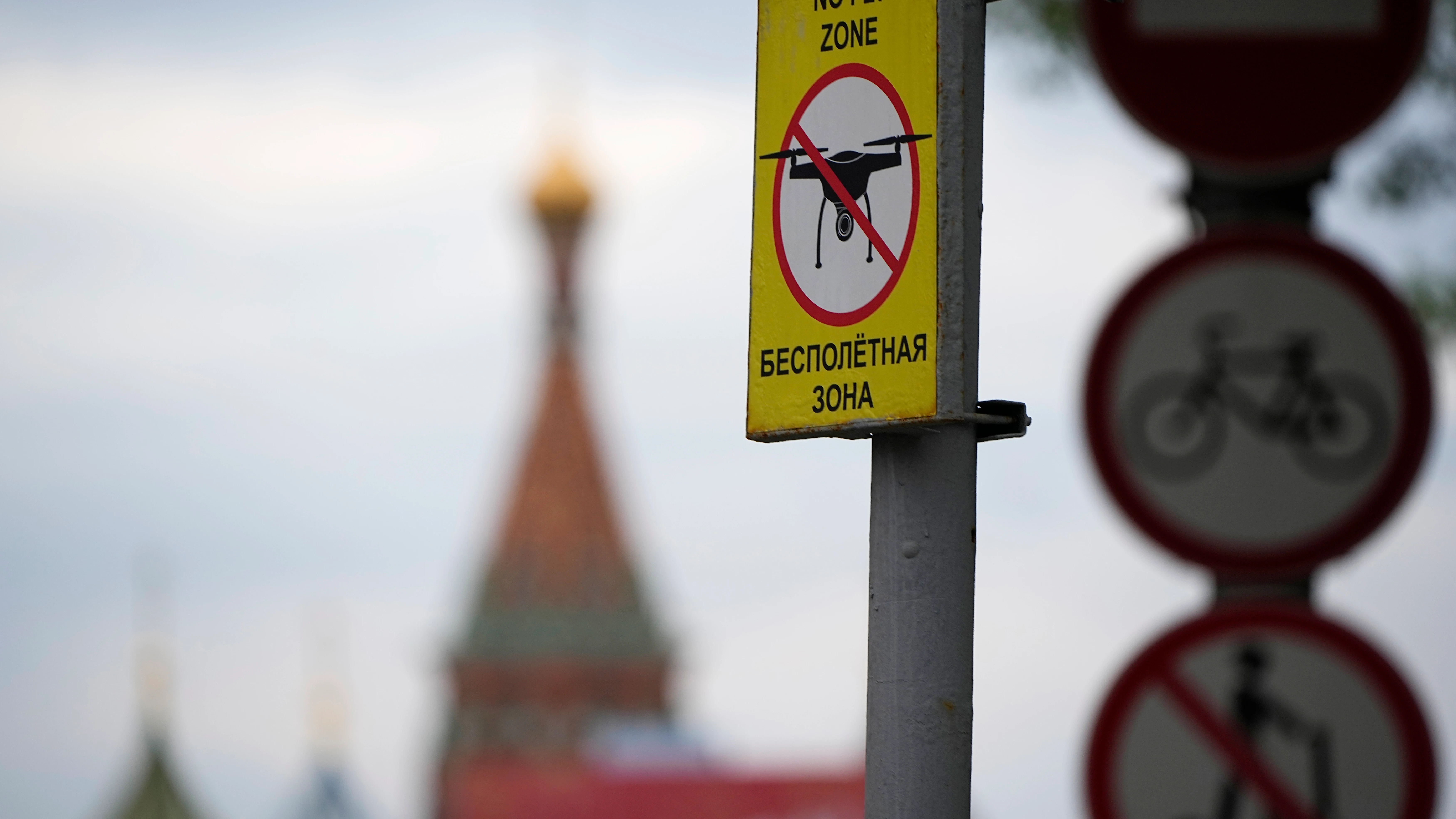 Un cartel prohíbe volar drones en la zona del Kremlin