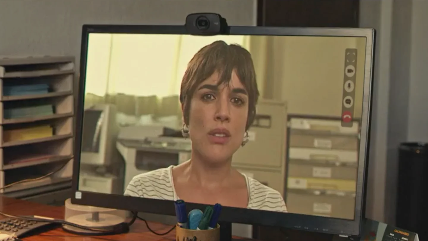 En el capítulo 4 de 'Heridas', Manuela testifica por videoconferencia sobre la desaparición de Alba. En el capítulo 4 de 'Heridas', Manuela testifica por videoconferencia sobre la desaparición de Alba.