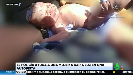 Una mujer da a luz en medio de una autopista con la ayuda de un policía Una mujer da a luz en medio de una autopista con la ayuda de un policía
