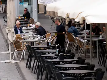 Un camarero atendiendo las mesas en una terraza