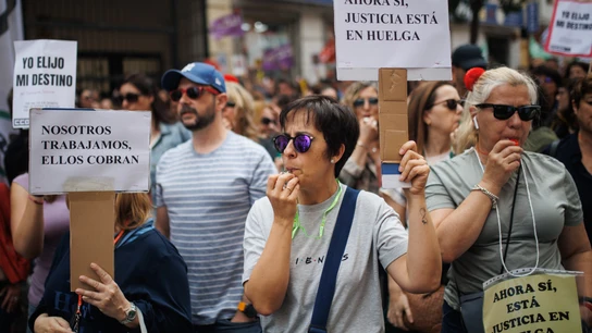 Concentración de funcionarios de la Administración de Justicia frente al Ministerio Concentración de funcionarios de la Administración de Justicia frente al Ministerio