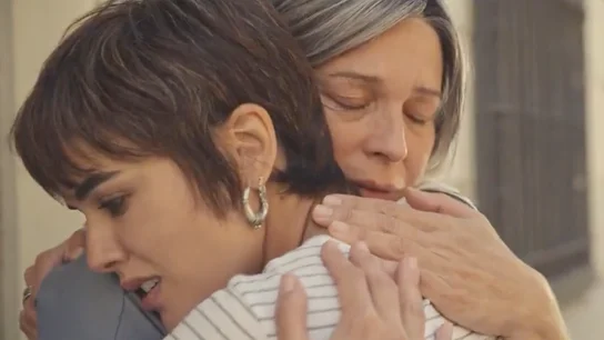 Jaime se pondrá en guardia al presenciar el abrazo con el que Manuela agradece a Rocío su ayuda, en el capítulo 4 de 'Heridas'. Jaime se pondrá en guardia al presenciar el abrazo con el que Manuela agradece a Rocío su ayuda, en el capítulo 4 de 'Heridas'.