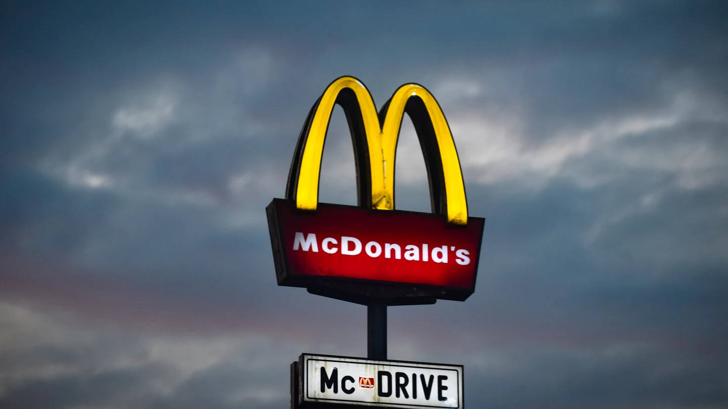 Letrero de un McDonald's Multan a McDonald’s por tener a más de 300 niños trabajando ilegalmente