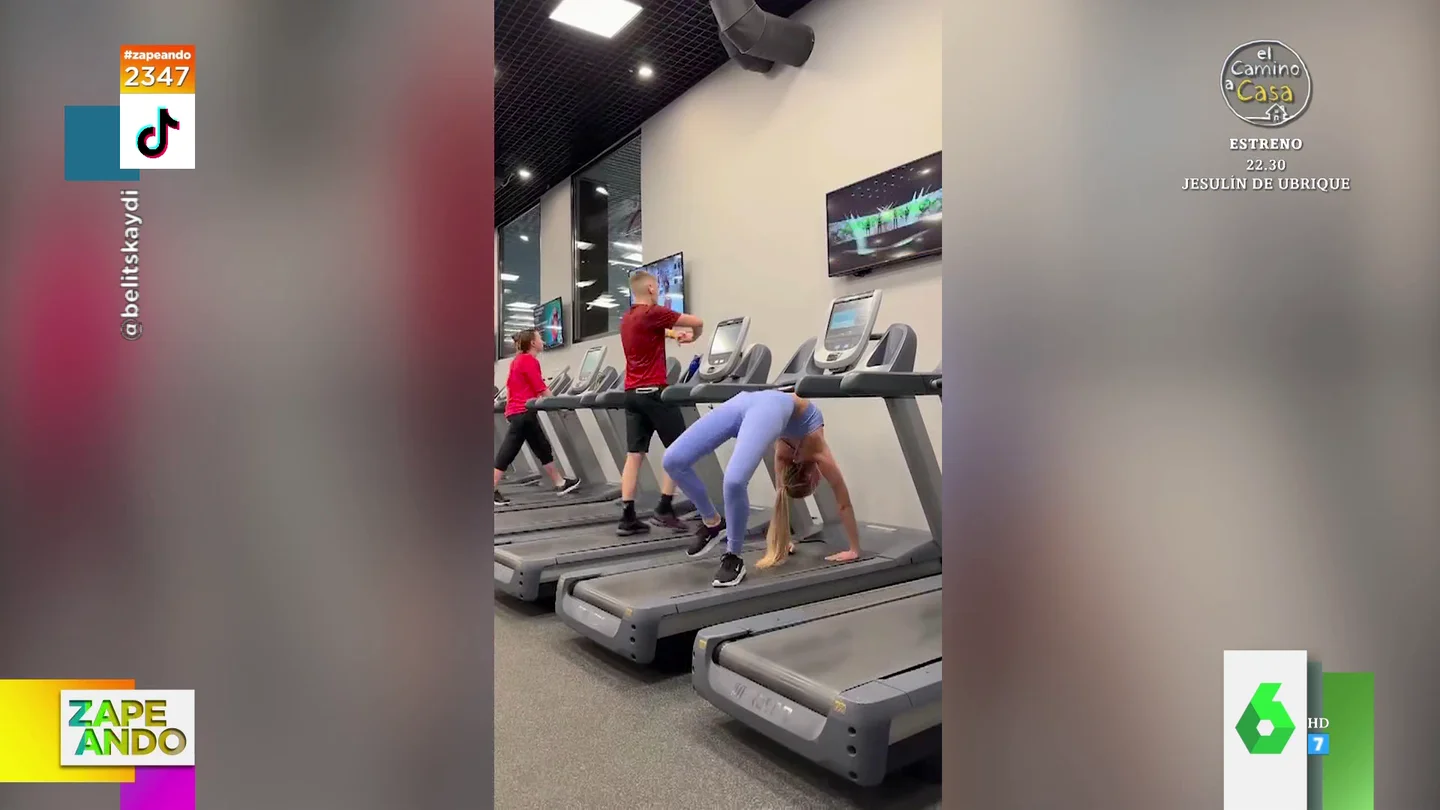 Del espagat al pino puente: así demuestra una chica su flexibilidad en las máquinas del gimnasio Del espagat al pino puente: así demuestra una chica su flexibilidad en las máquinas del gimnasio