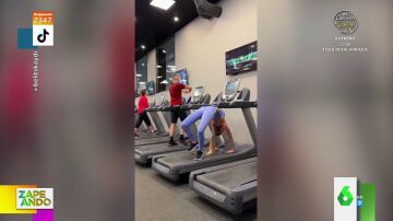 Del espagat al pino puente: así demuestra una chica su flexibilidad en las máquinas del gimnasio