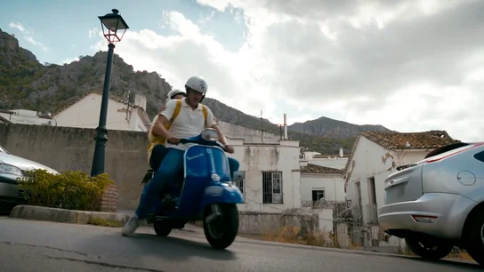 Albert Espinosa y Jesús Janeiro recrean el divertido camino a casa del pequeño Jesulín con su padre en la moto Albert Espinosa y Jesús Janeiro recrean el divertido camino a casa del pequeño Jesulín con su padre en la moto