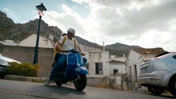 Albert Espinosa y Jesús Janeiro recrean el divertido camino a casa del pequeño Jesulín con su padre en la moto