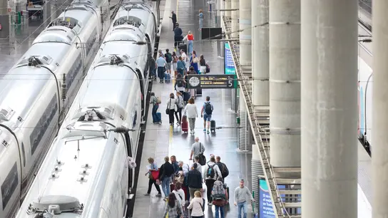 Interrumpida la línea del AVE entre la Comunidad Valencia y Madrid por una rotura de la catenaria Interrumpida la línea del AVE entre la Comunidad Valencia y Madrid por una rotura de la catenaria