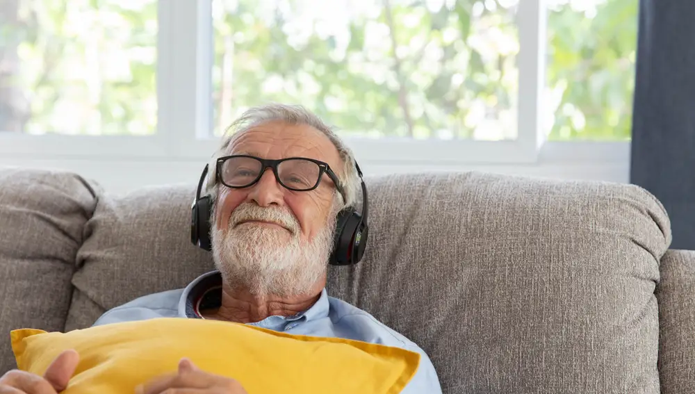 Un hombre mayor escuchando música