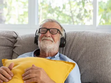 Un hombre mayor escuchando música Un hombre mayor escuchando música