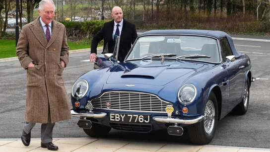 Carlos III saliendo de su Aston Martin Carlos III saliendo de su Aston Martin