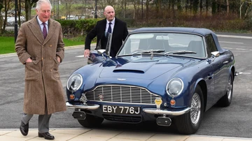 Carlos III saliendo de su Aston Martin