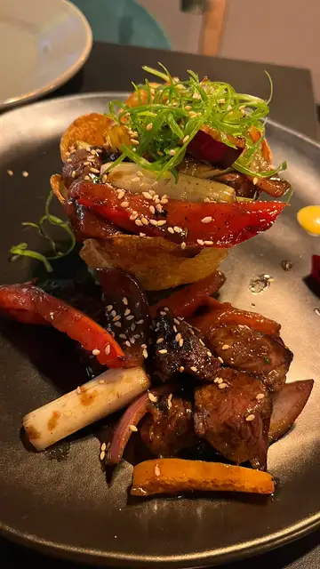 Lomo saltado en nido de patata del restaurante Pucará Lomo saltado en nido de patata del restaurante Pucará