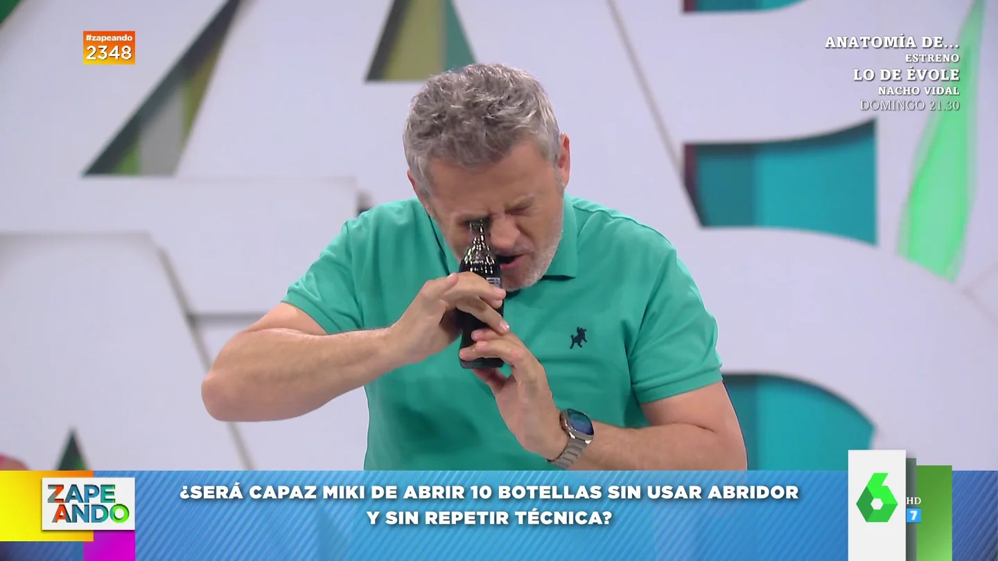 Miki Nadal demuestra que es capaz de abrir un botellín con cualquier cosa Miki Nadal demuestra que es capaz de abrir un botellín con cualquier cosa