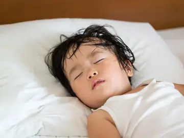 Niña sudando mientras duerme Niña sudando mientras duerme