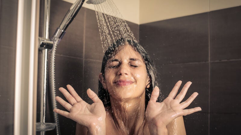 ¿Realmente tiene beneficios ducharse con agua fría? 