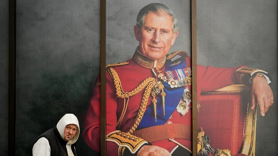 Un hombre camina ante un retrato de Carlos III este jueves 4 de mayo en Londres, Reino Unido Un hombre camina ante un retrato de Carlos III este jueves 4 de mayo en Londres, Reino Unido
