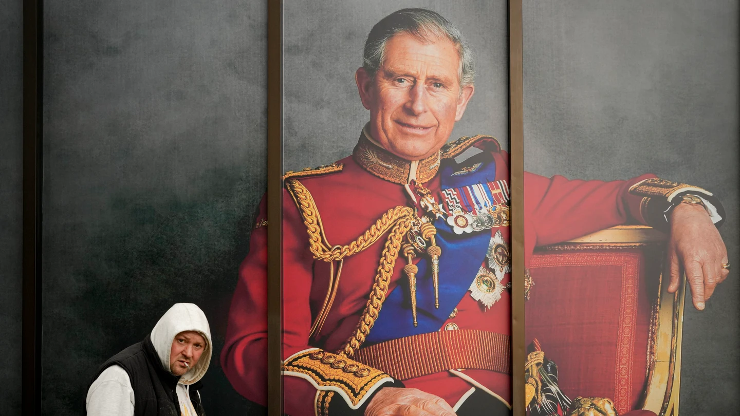 Un hombre camina ante un retrato de Carlos III este jueves 4 de mayo en Londres, Reino Unido Un hombre camina ante un retrato de Carlos III este jueves 4 de mayo en Londres, Reino Unido