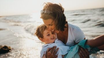 "Si como madre no descansas, te costará más disfrutar de tus hijos": los trucos de dos psicólogas para cuidarte