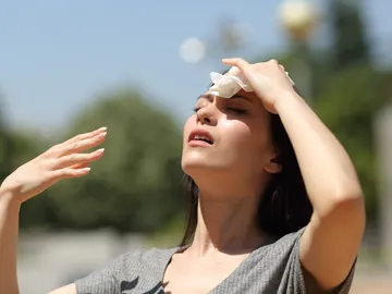 Una mujer que suda por el calor extremo Una mujer que suda por el calor extremo