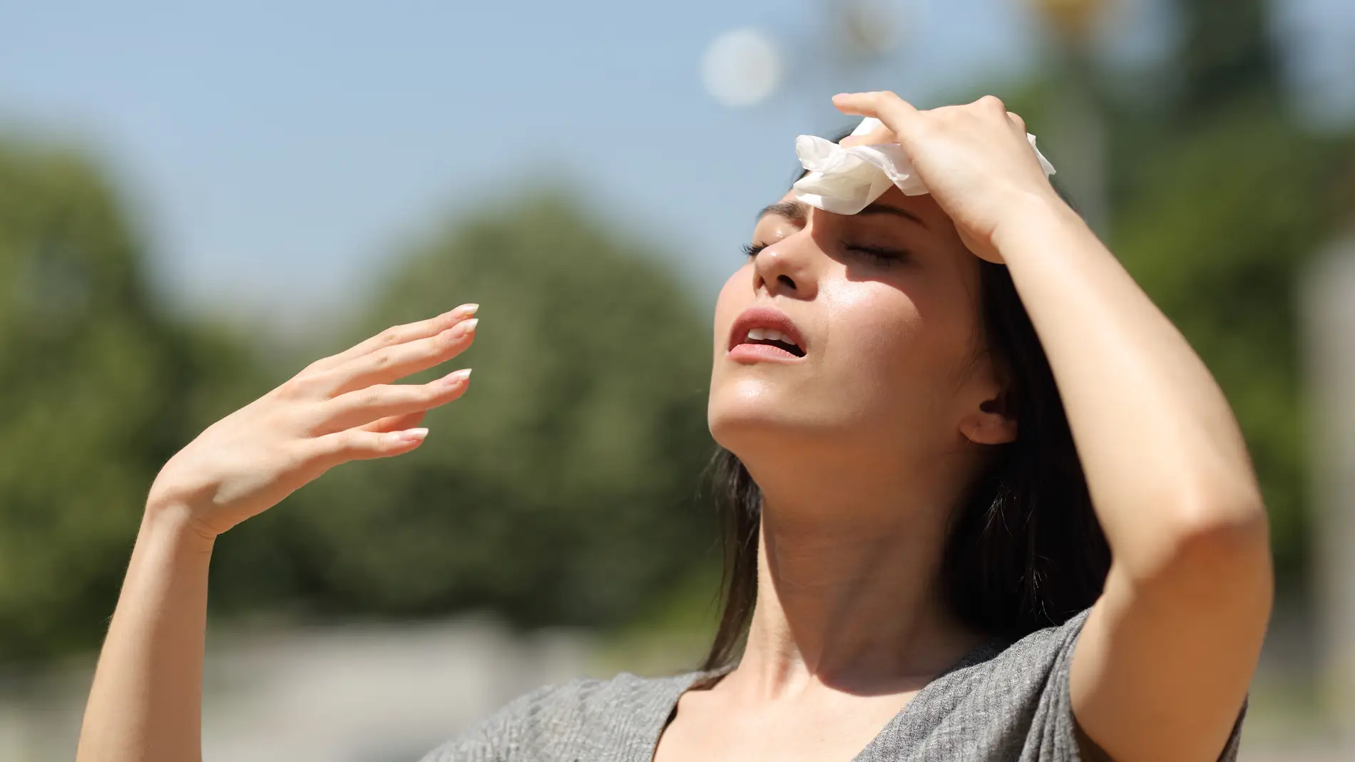 Una mujer que suda por el calor extremo Una mujer que suda por el calor extremo