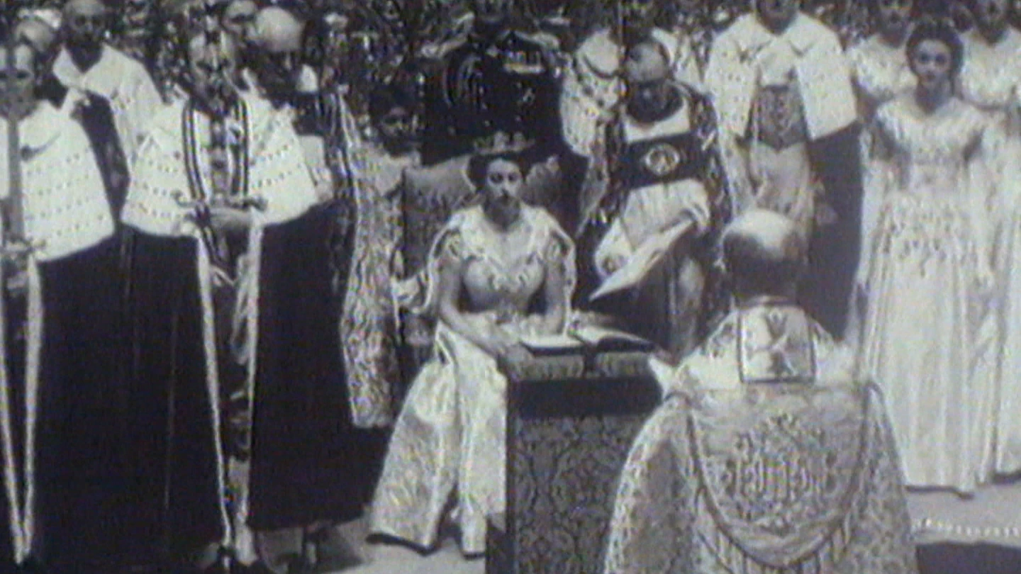 Más mujeres y menos invitados 'nobles': las diferencias entre la coronación de Carlos III y la de su madre, Isabel II Más mujeres y menos invitados 'nobles': las diferencias entre la coronación de Carlos III y la de su madre, Isabel II