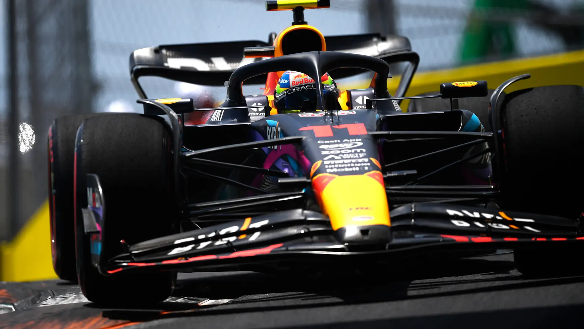 Sergio Pérez firma la pole en Miami y mete presión a Max Verstappen