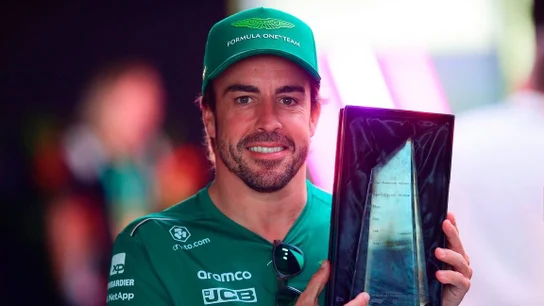 Fernando Alonso, con el trofeo de Mejor adelantamiento del mes Fernando Alonso, con el trofeo de Mejor adelantamiento del mes