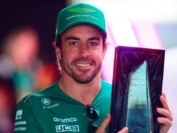 Fernando Alonso, con el trofeo de Mejor adelantamiento del mes