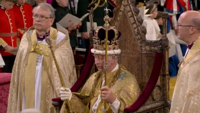 Carlos III con la corona de la corona de San Eduardo